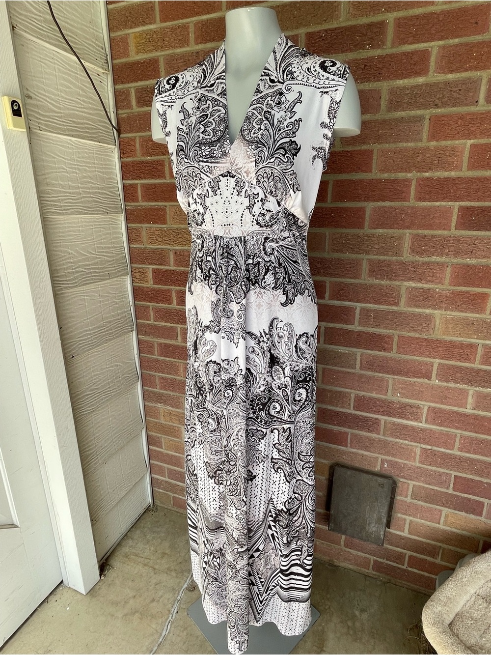 Sleeveless Black & White Paisley Maxi Dress with V-Neck with bling accents